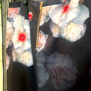 Lovely floral skirt !no tag but slightly worn twice